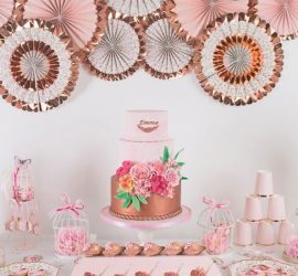 Célébrer un anniversaire avec de la vaisselle jetable